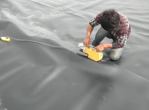 有什么技巧铺设复合土工膜呢?